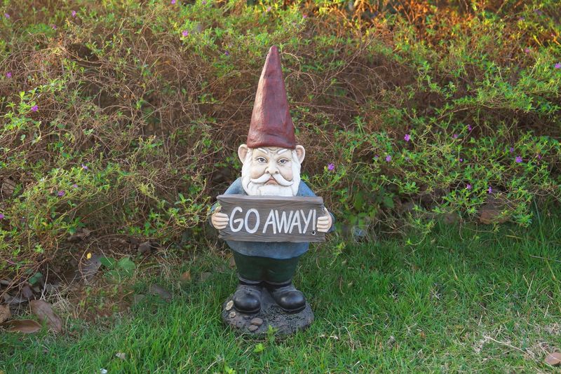 75616-S - GNOME HOLDS GO AWAY SIGN / 14.7" H