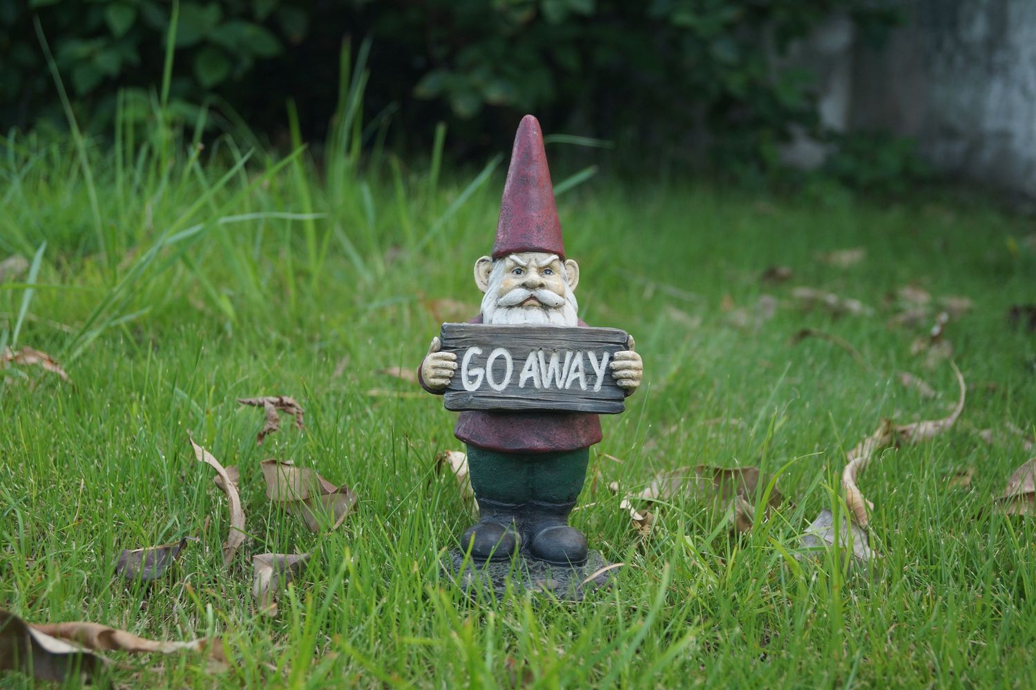 75616-N - GNOME HOLDS GO AWAY SIGN / 9.3&quot; H