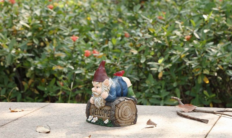 75616-T - GNOME CRAWLING OVER TREE TRUNK / 7.5&quot; H