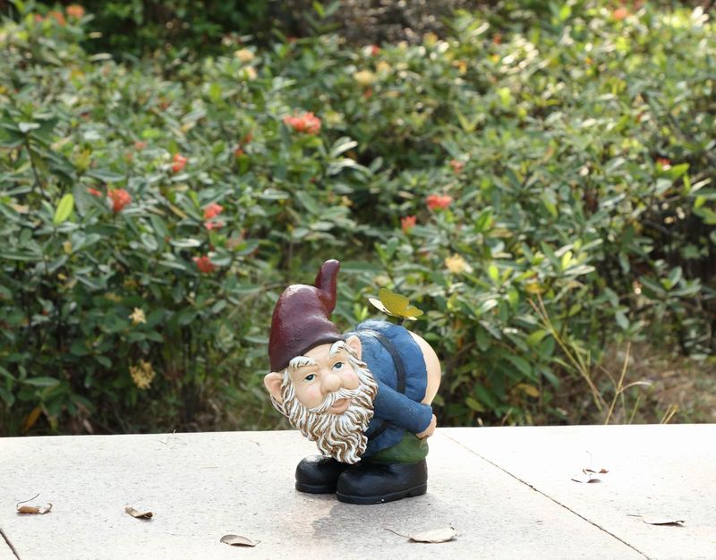 75616-R - GNOME MOONING W/BUTTERFLY / 9.75&quot; H
