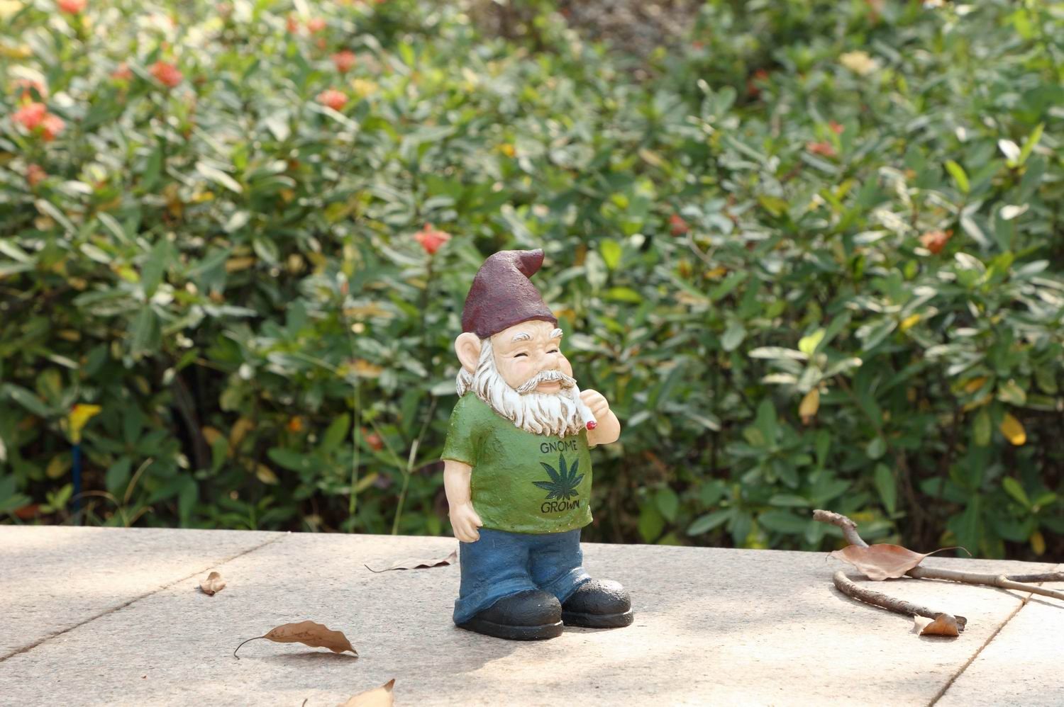 75616-U - GNOME SMOKING WEED / 9.75&quot; H