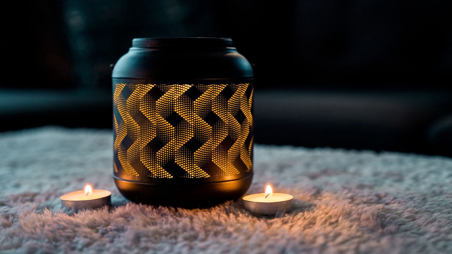 78418-B - 15IN SOLAR BLACK AND YELLOW WAVE METAL LANTERN W/ WW LED / 5.91&quot; H