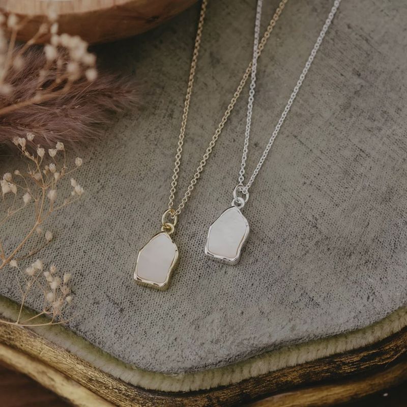 STONEFLECKN-G-MOP - STONE FLECK NECKLACE-GOLD-MOTHER OF PEARL