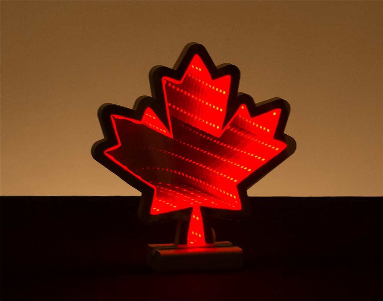 X4524 - INFINITY LIGHT - 8&quot; RED MAPLE LEAF W/BASE