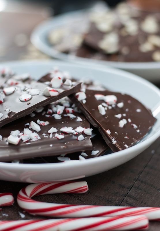 H77852 - PURE DARK CHOCOLATE W/CRUSHED PEPERMINT