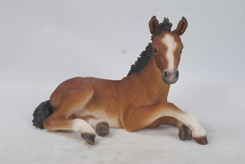 87715 - HORSE COLT LAYING DOWN / 9" H