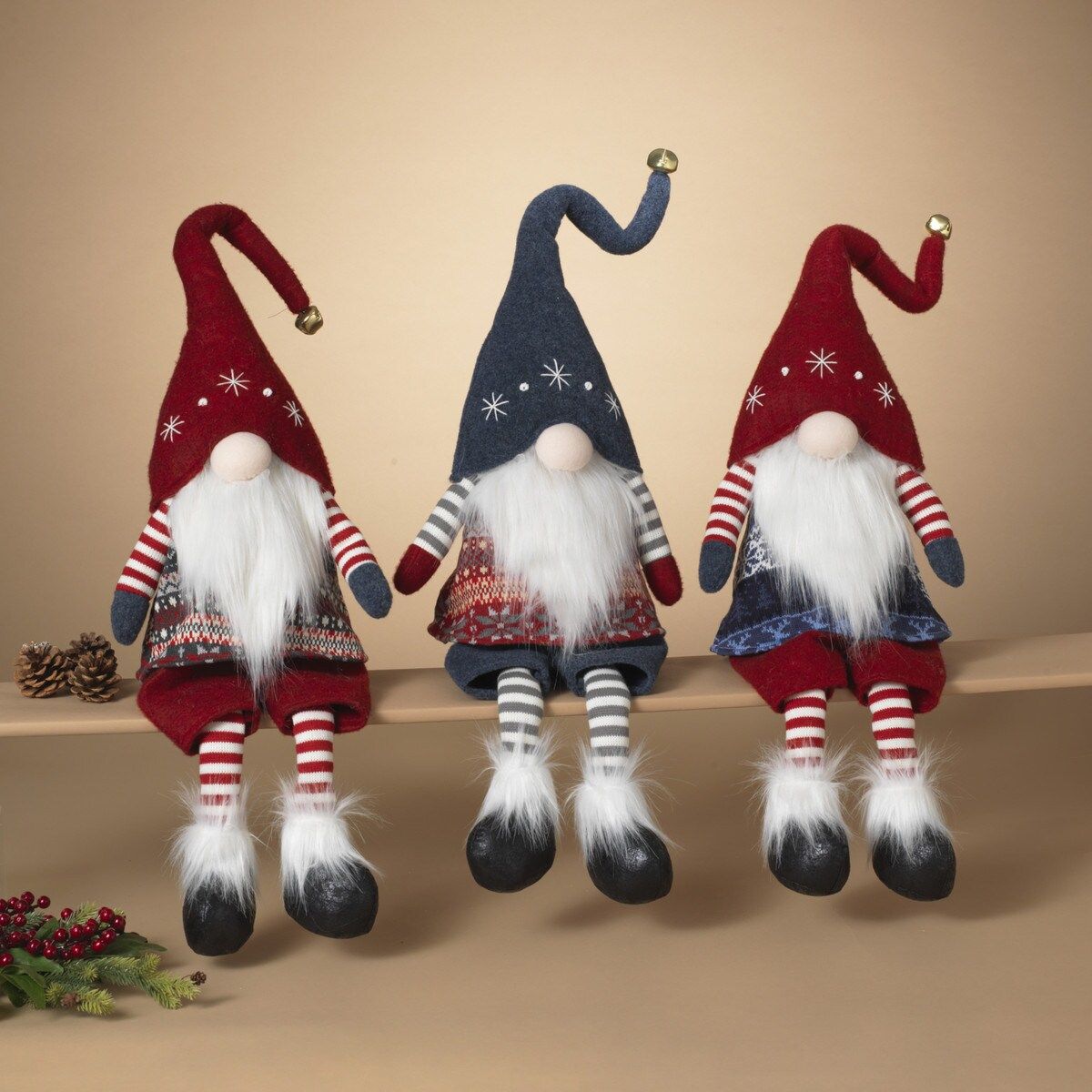 2601650/20623 - 20" GNOME SHELF SITTER 3/ASST, DESIGN: RED HAT / GREY SHIRT
