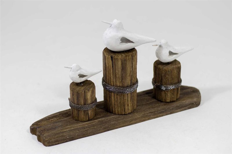 JYF196 - WOODEN SEAGULLS SITTING ON POSTS