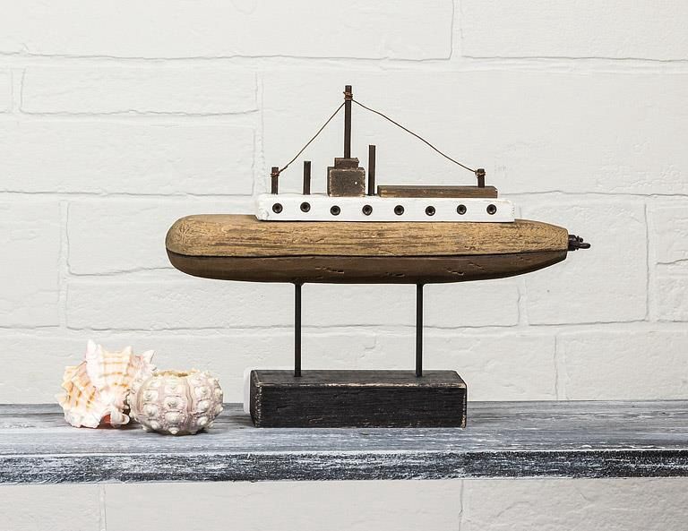 27-SHORELINE-046 - SMALL SUBMARINE ON BASE