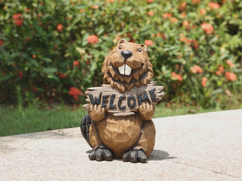 75631 - BEAVER WITH WELCOME SIGN / 11.75"