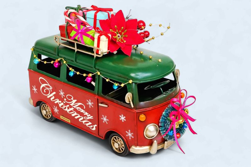 RC249 - DECORATED CHRISTMAS VAN