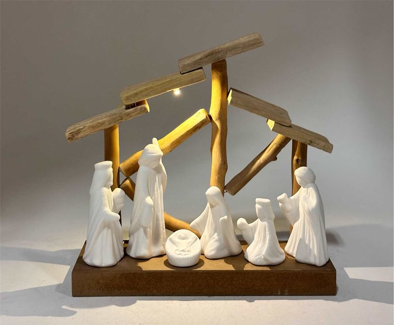 GRS252 - WOOD/CER LED NATIVITY DECOR