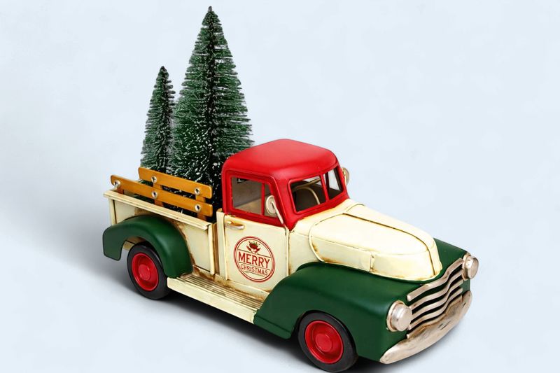 RC341 - METAL TRUCK W/TREE DÉCOR