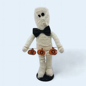 XW-SC1032 - MUMMY STANDING - HOLDING BOO BANNER