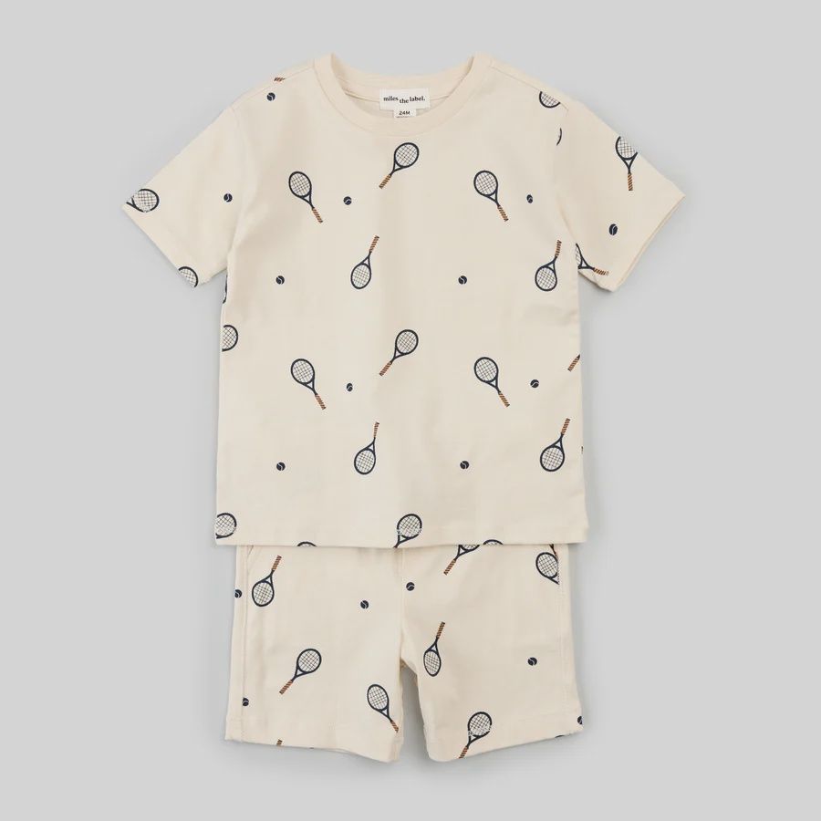 Ensemble T-shirt avec short beige et raquette de tenis e23b