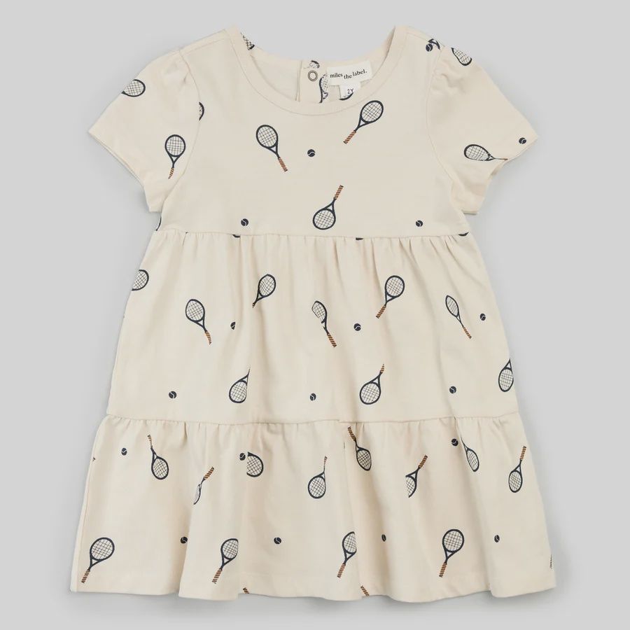 Robe beige avec raquette de tenis d09b