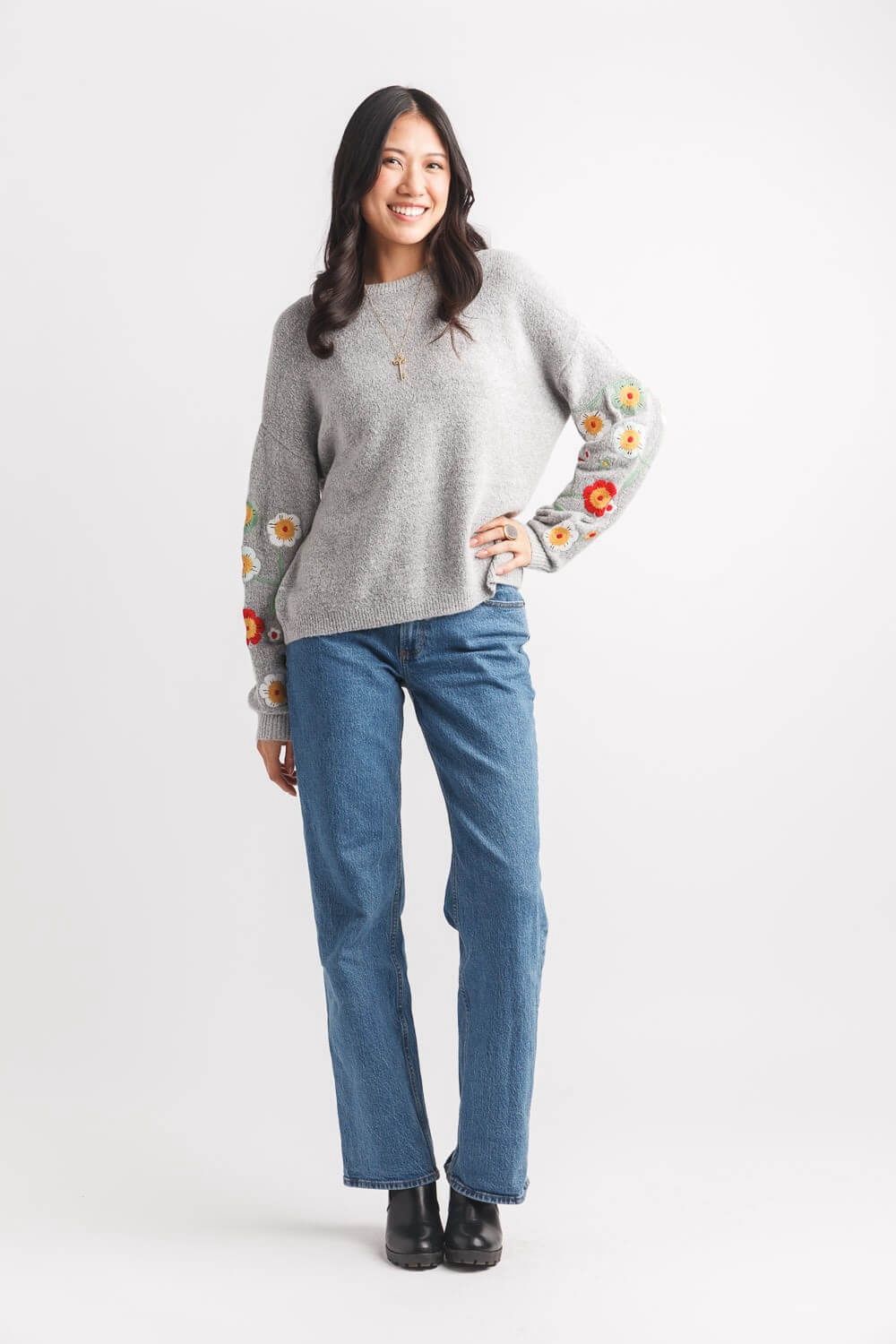 Tricot gris avec fleur broder sur manche 9205