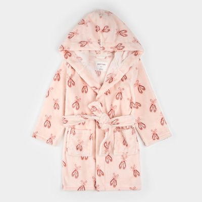 Chaussons de ballet imprimés sur une robe en peluche rose clair