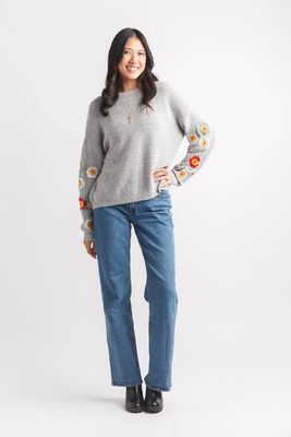 Tricot gris avec fleur broder sur manche 9205