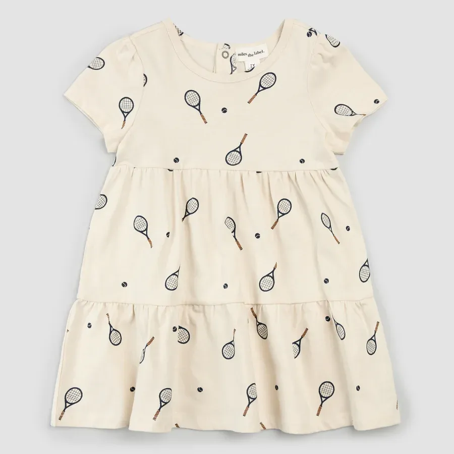 Robe beige avec raquette de tennis d09b