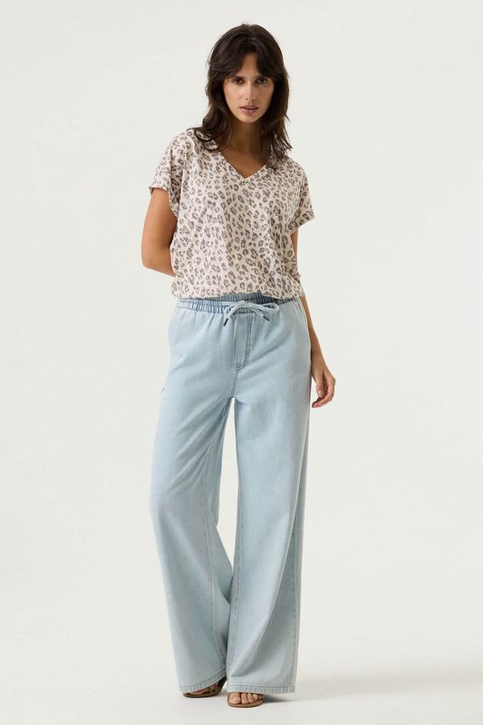 T-shirt motif léopard sur fond beige 0202