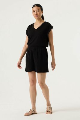 Camisole noire avec petite manche détaillée 0007
