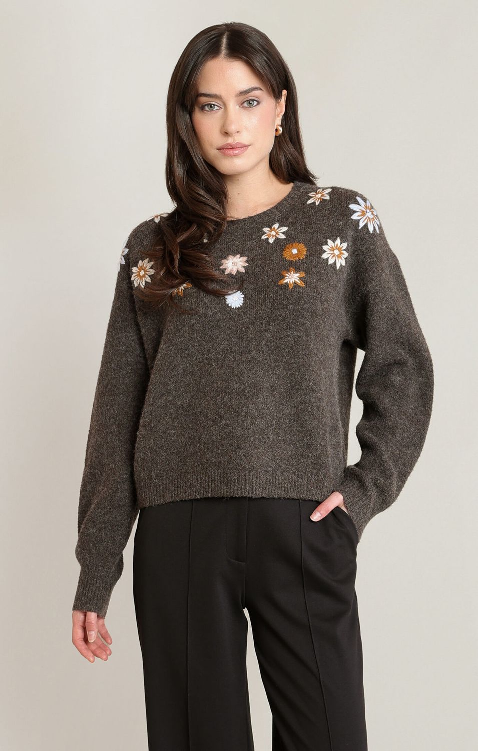 Pull à fleurs brodé 7011