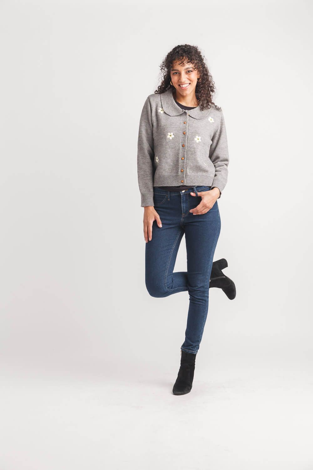Cardigan gris à broderie florale – 209