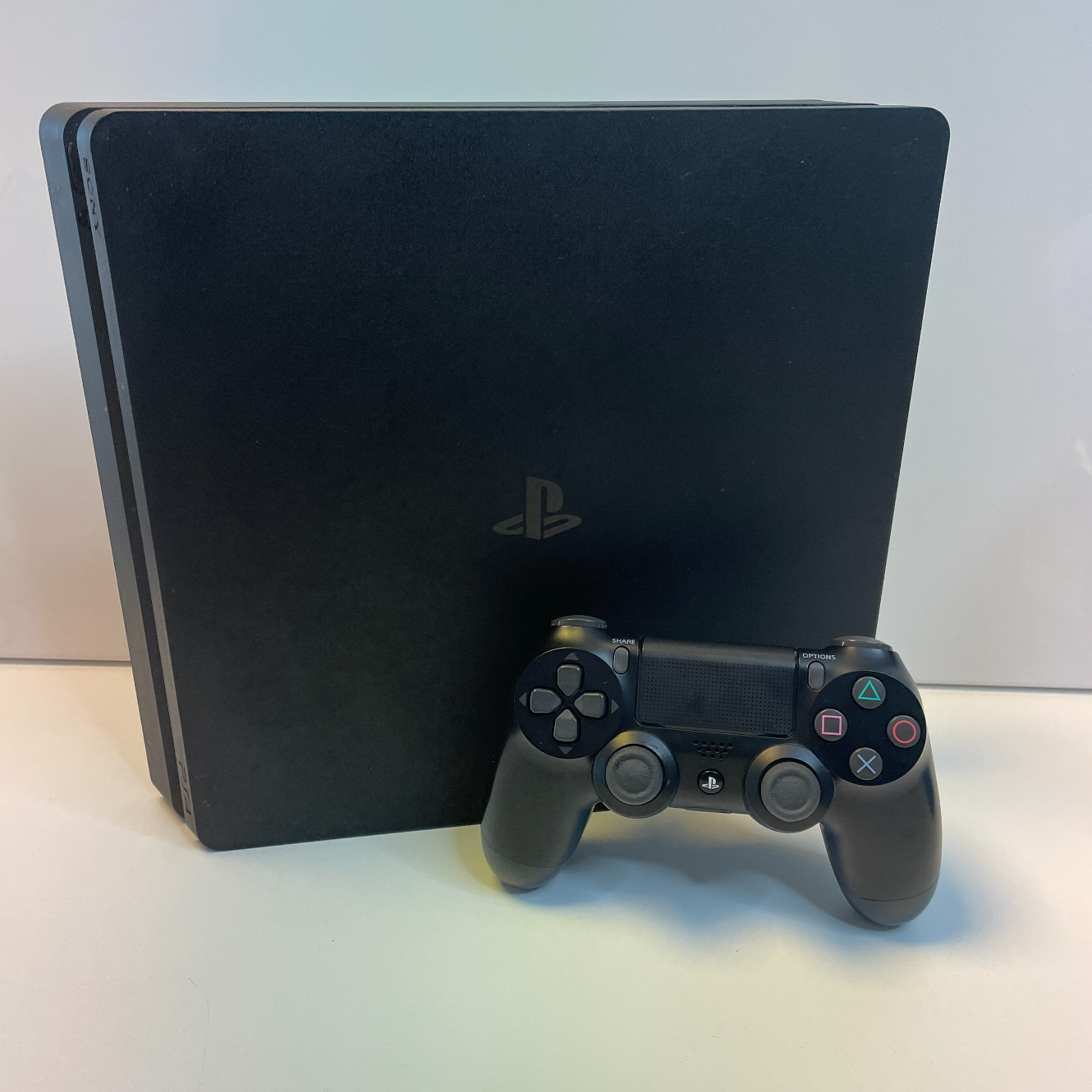 Sony Playstation 4 Slim 1TB + 1 controller