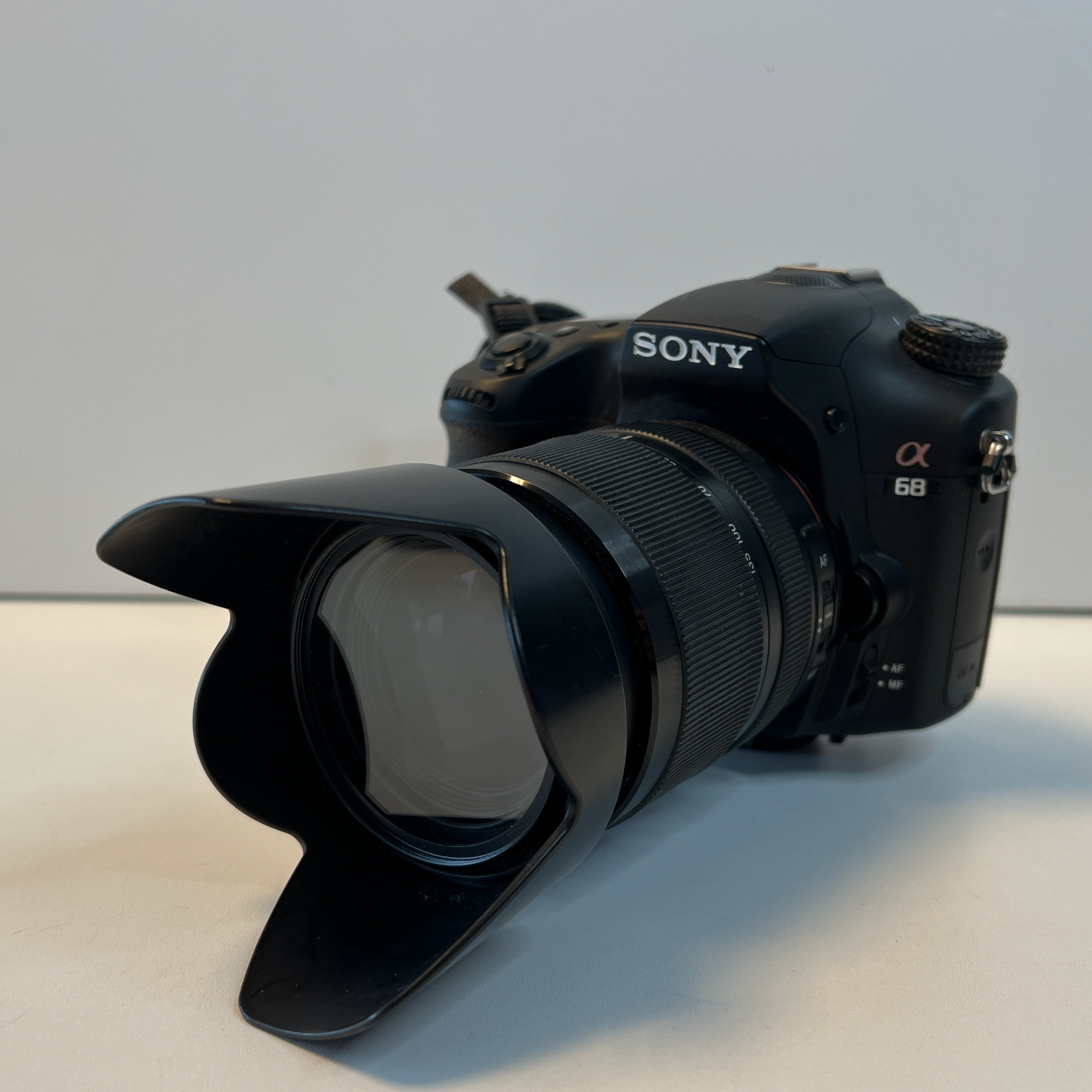 Sony A68 + 18-135mm 3.5-5.6 SAM Zoomlens | Nette staat