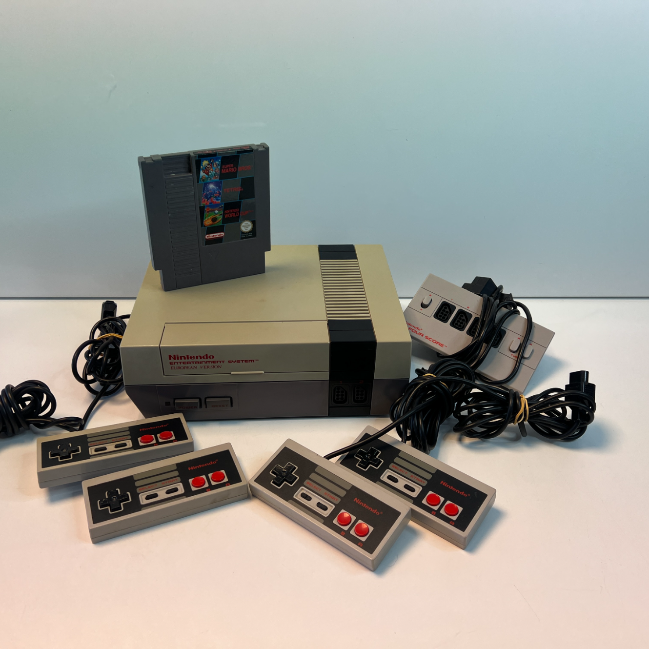 Nintendo NES + 4 controllers + game | Nette Staat