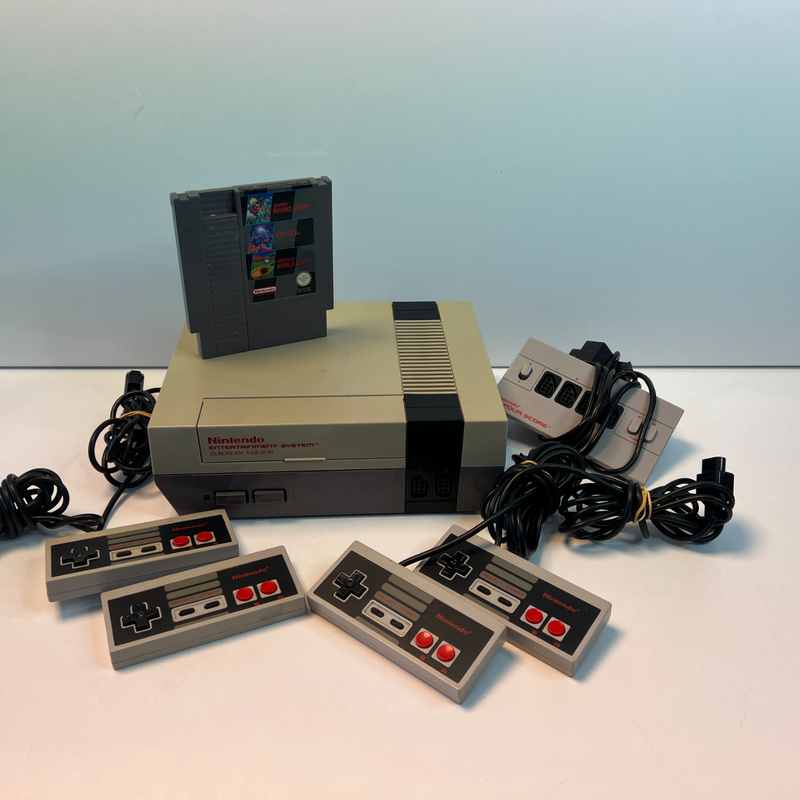 Nintendo NES + 4 controllers + game | Nette Staat