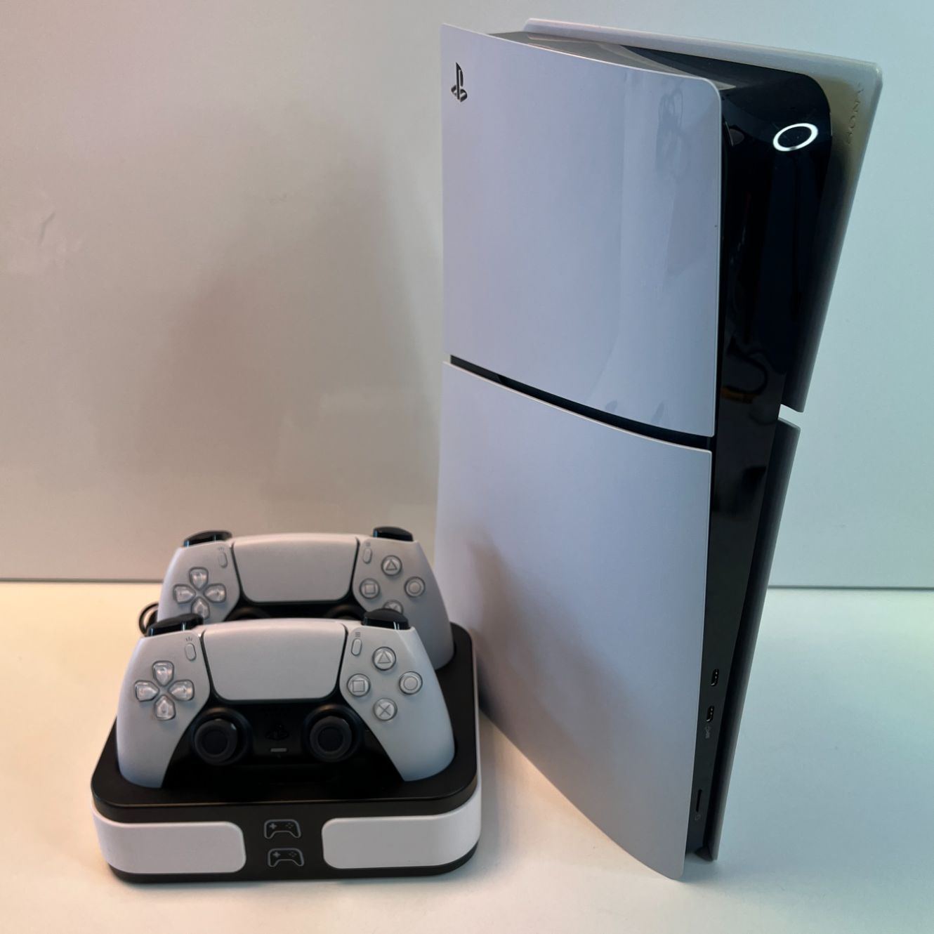 Sony Playstation 5 Slim 1TB Digital edition + 2 controllers &amp;amp; Dock | Zeer Nette staat