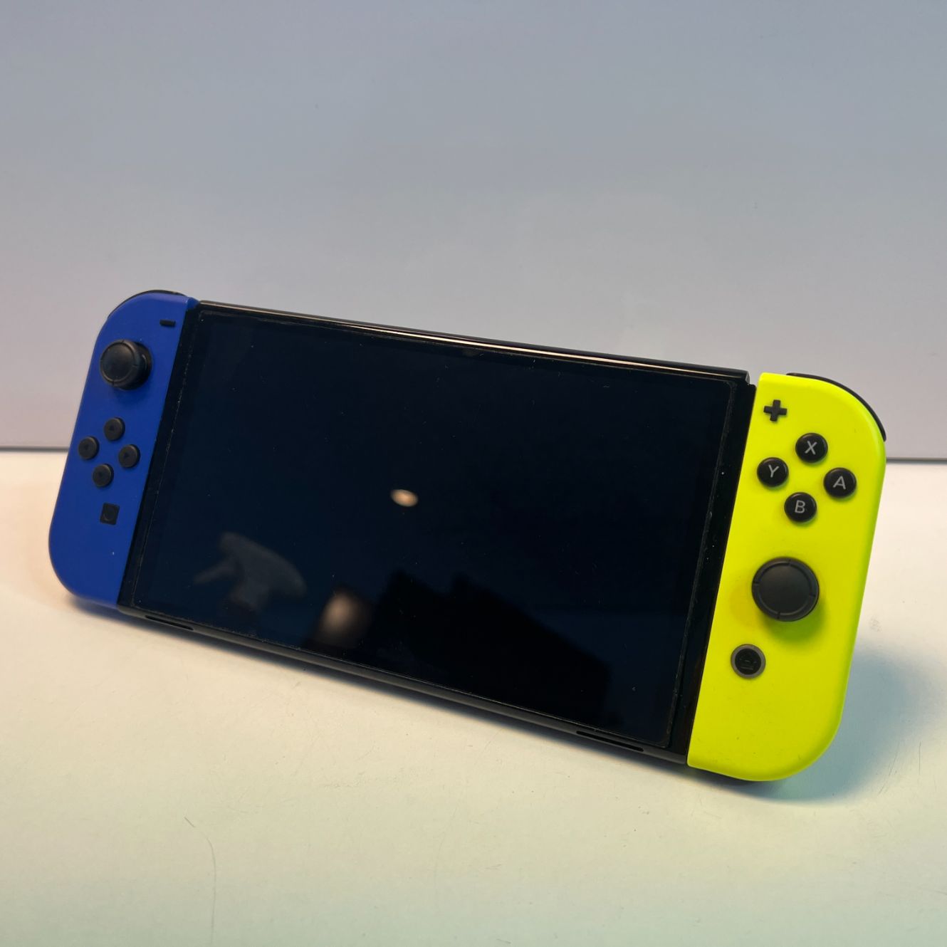Nintendo Switch OLED 64GB los + oplader en 512GB Micro SD