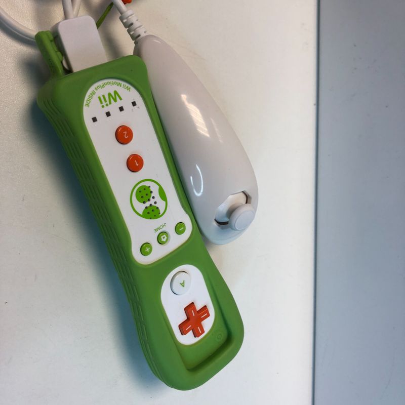Nintendo Wii Controller + Nunchuck Yoshi + MotionPlus