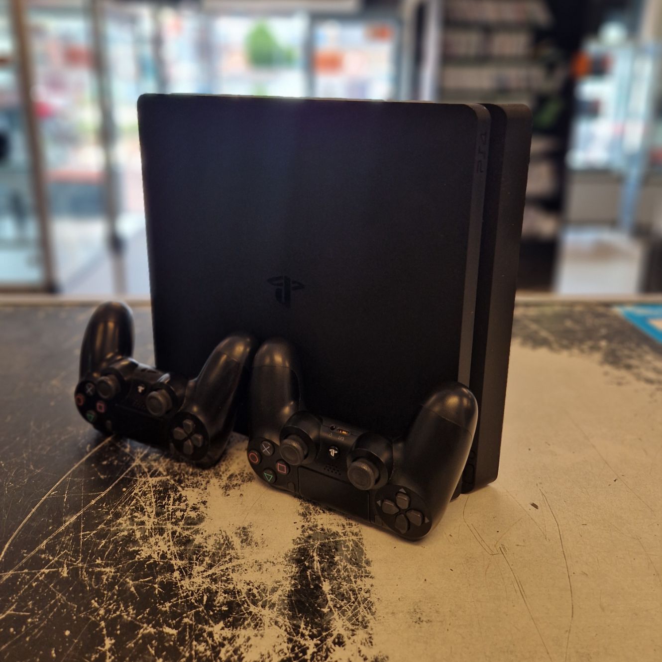 Sony PlayStation 4 Slim 500GB Spelcomputer  Inclusief 2 Controllers - In Nette Staat