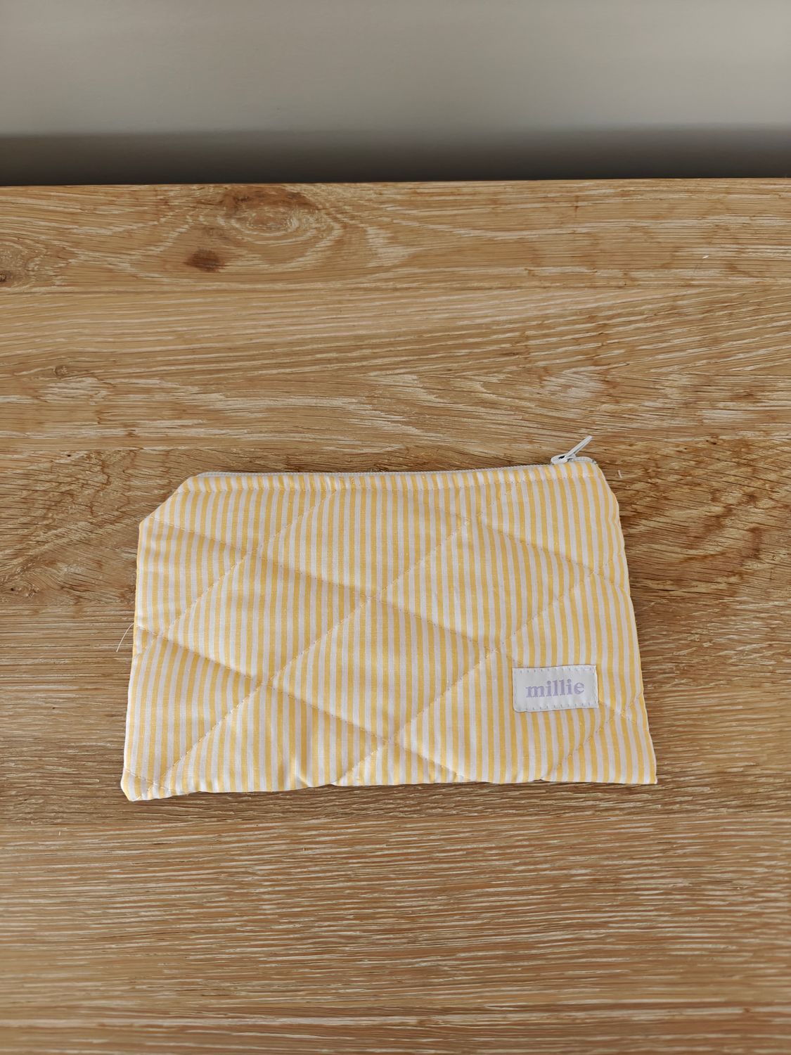 Millie plat pouch streepjes geel