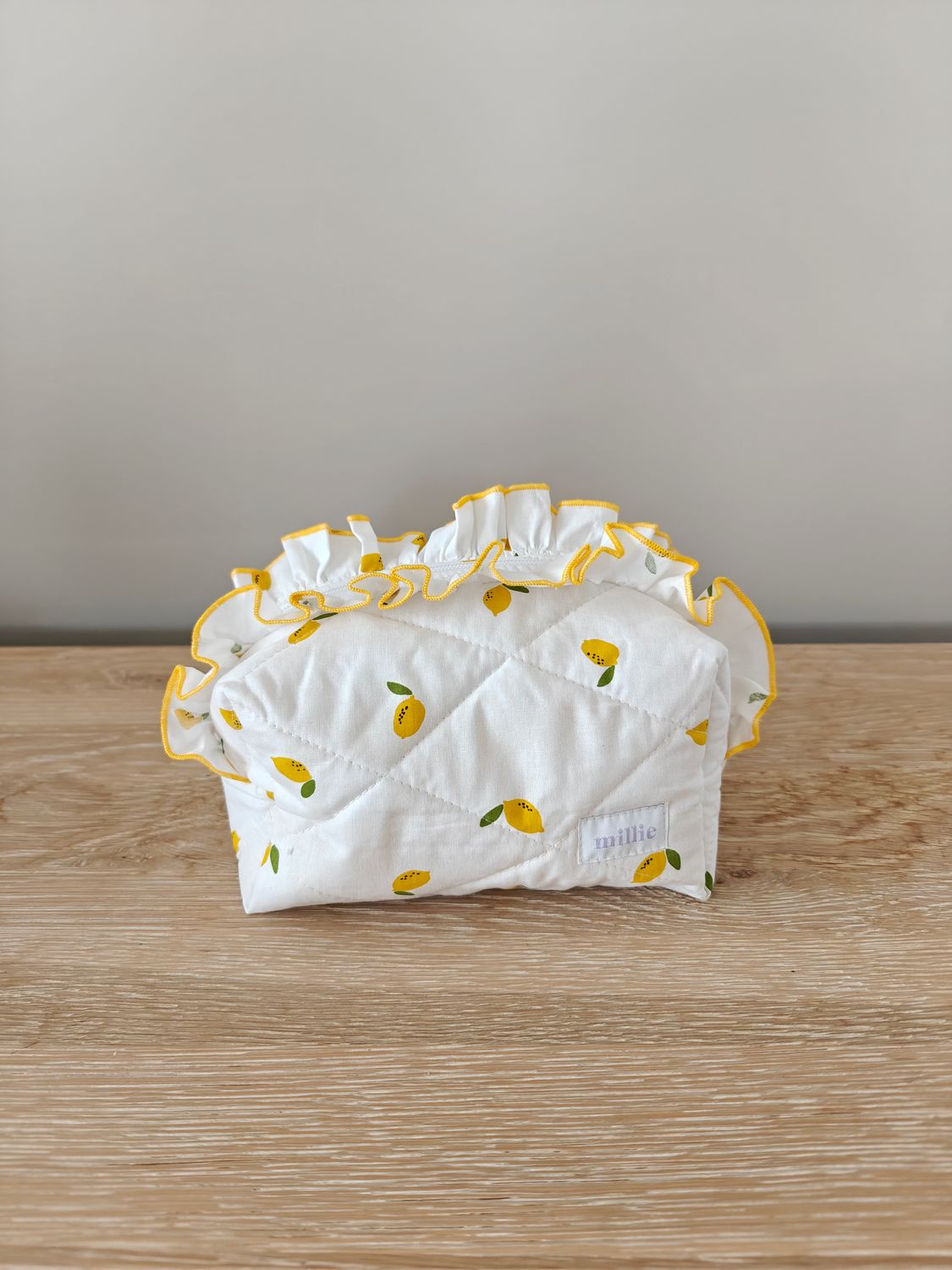 Millie toilettas medium ruffle citroenen