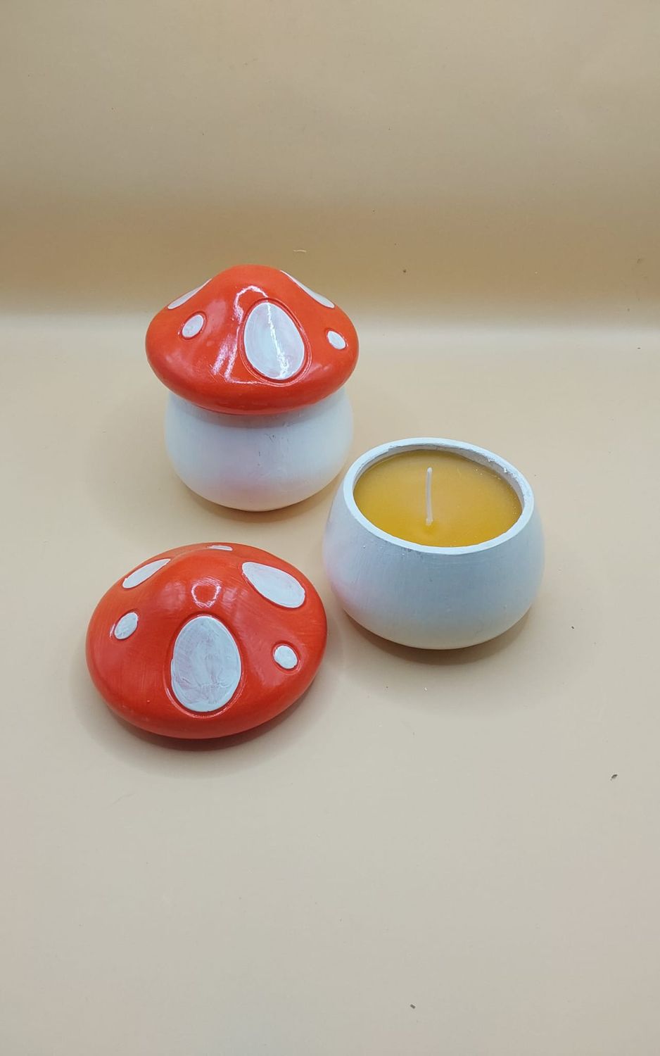 Fliegenpilz gefüllt mit Bienenwachs