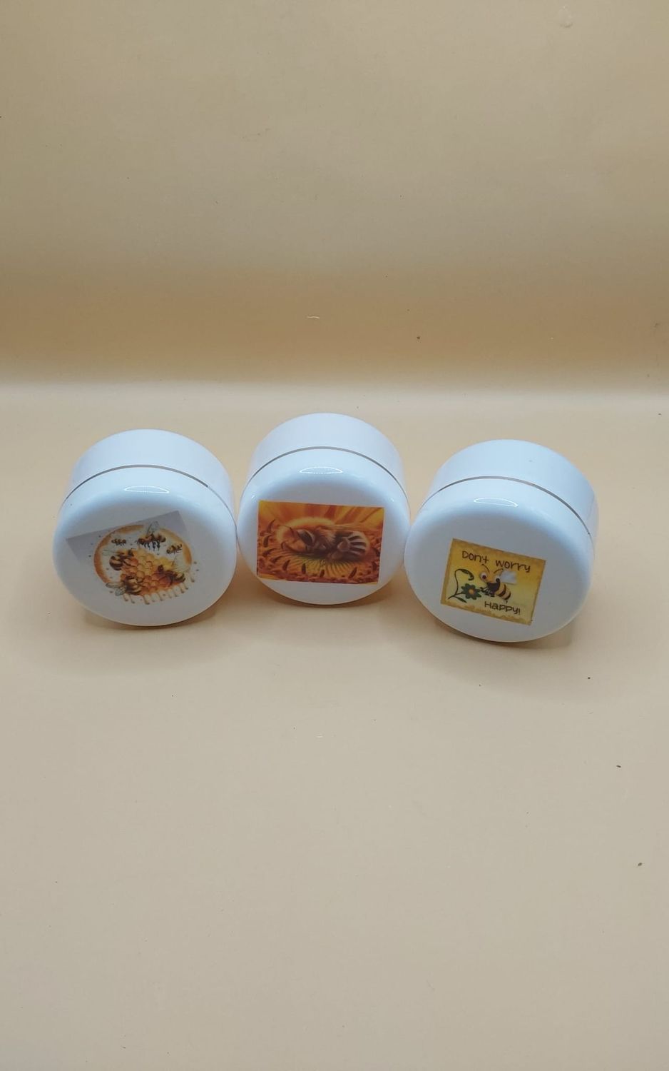 B3.3 / kleine Cremedosen mit Bienenwachs gefüllt