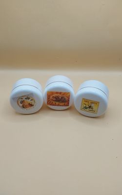 B3.3 / kleine Cremedosen mit Bienenwachs gefüllt
