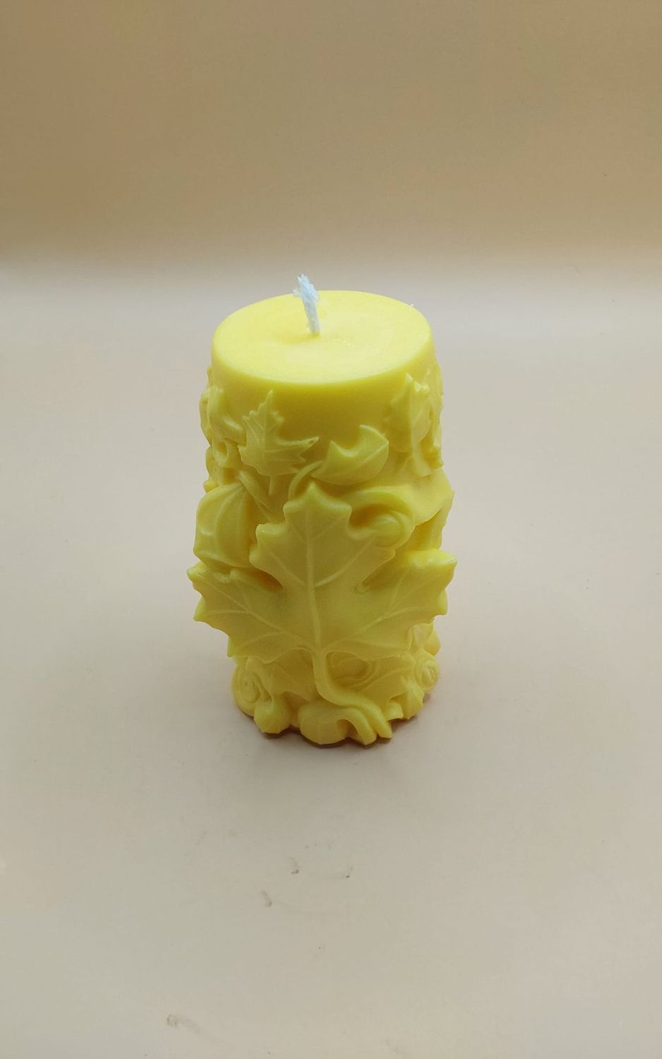 Kerze mit Ahornblatt