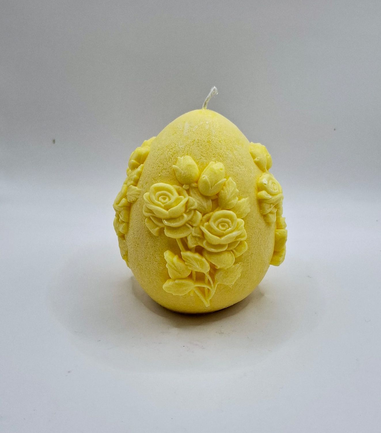 Wunderschöne Kerze in Ostereiform mit Rosenmotiv – Blumiger Frühlingszauber