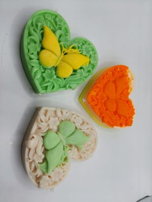 Kerze in Herzform mit Schmetterling