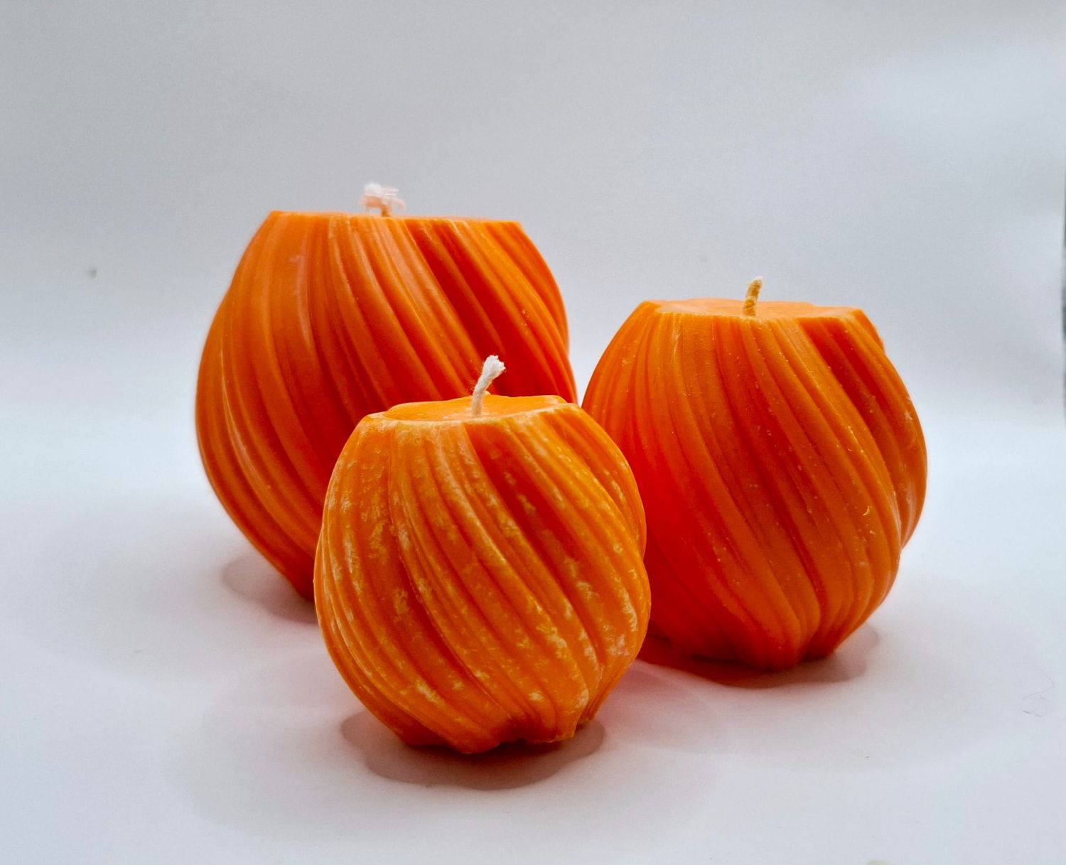 Kerzenset aus 3 runden Kerzen mit Spiralmuster