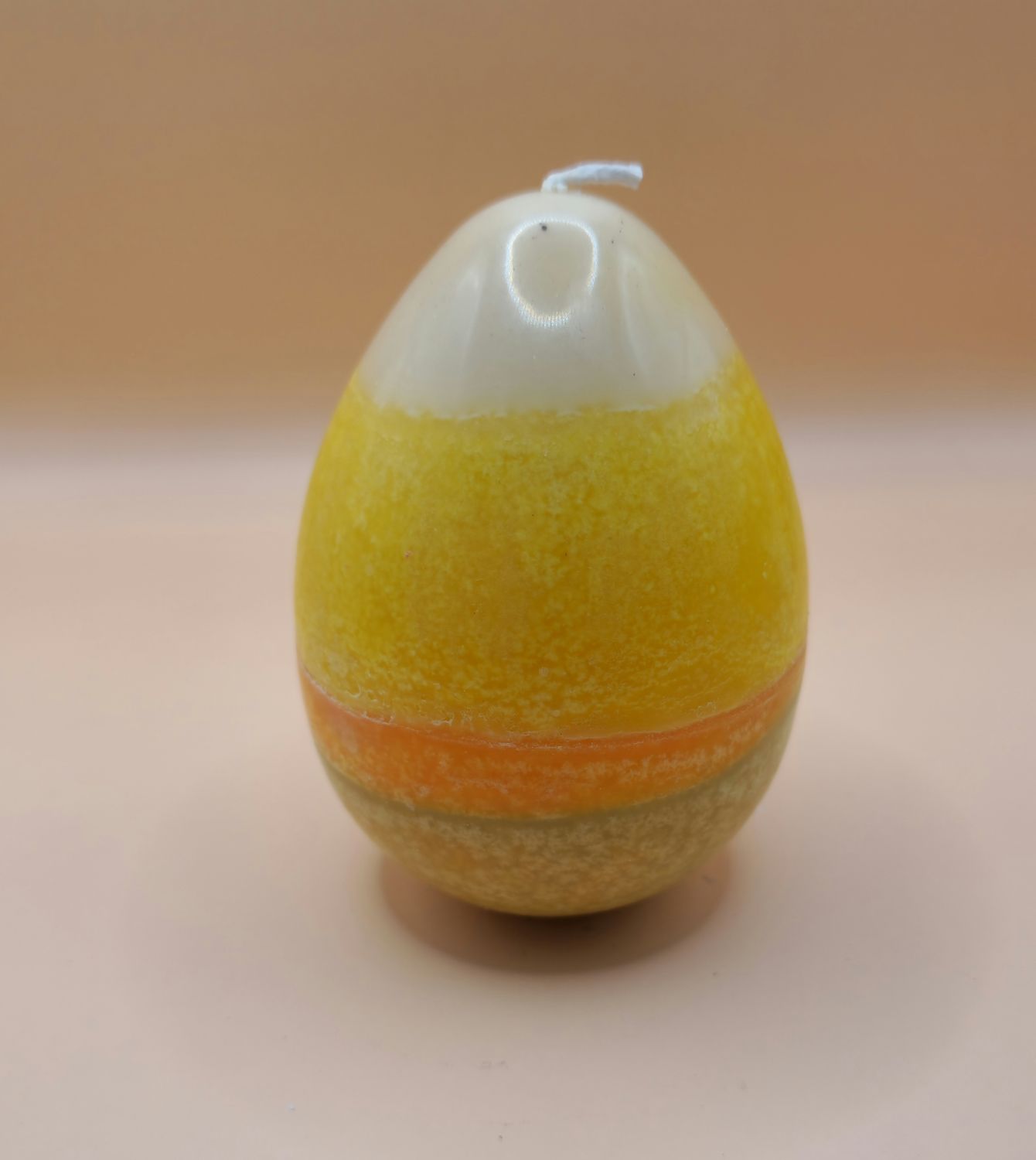 Individuelle Kerze in Ostereiform