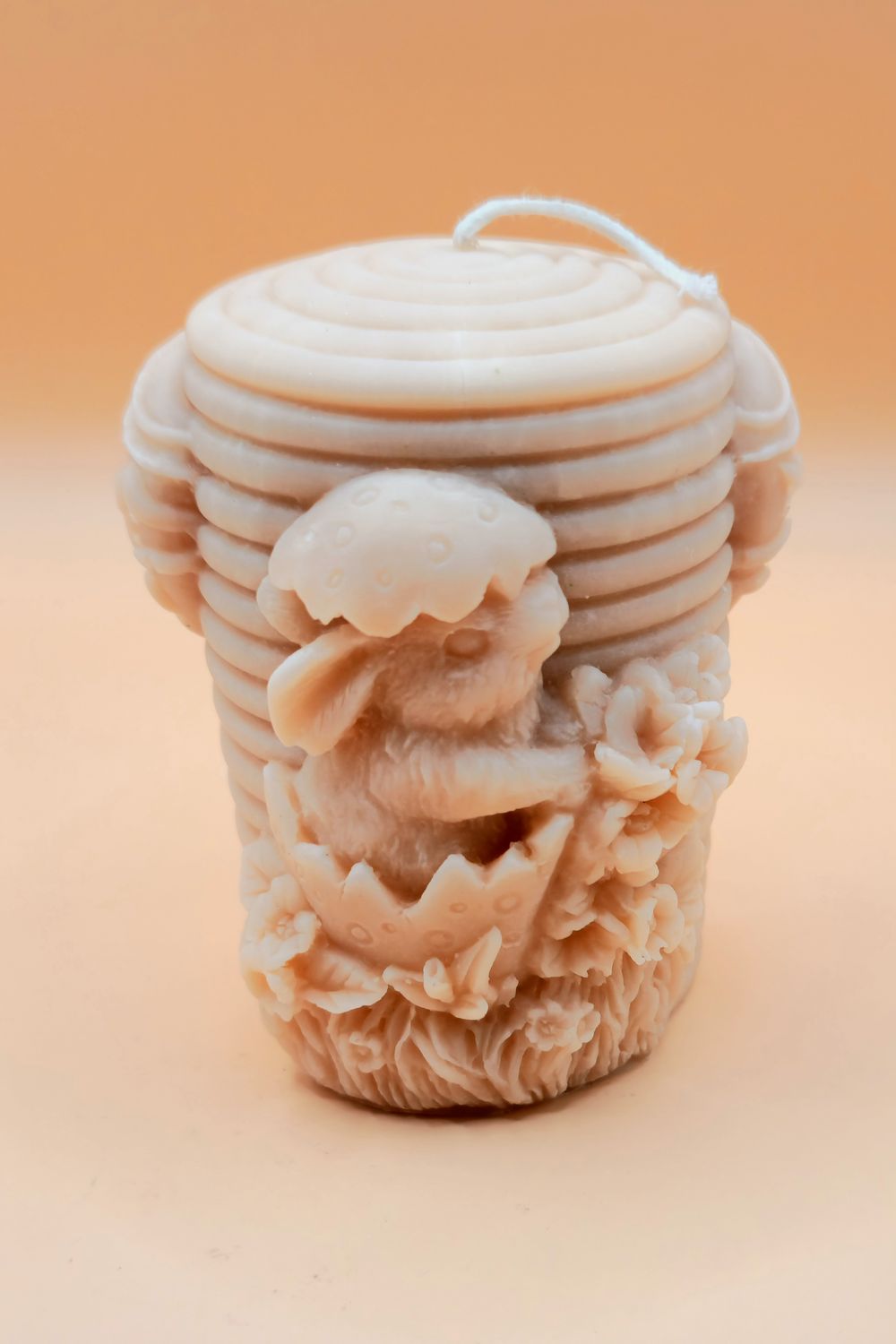 Kleine Kerze mit Osterhasenmotiv – Fröhlicher Lichtakzent zu Ostern