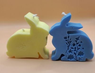 Kleines Paar Osterhasen als Kerze mit Blumenmotiv – Fröhliche Osterdekoration