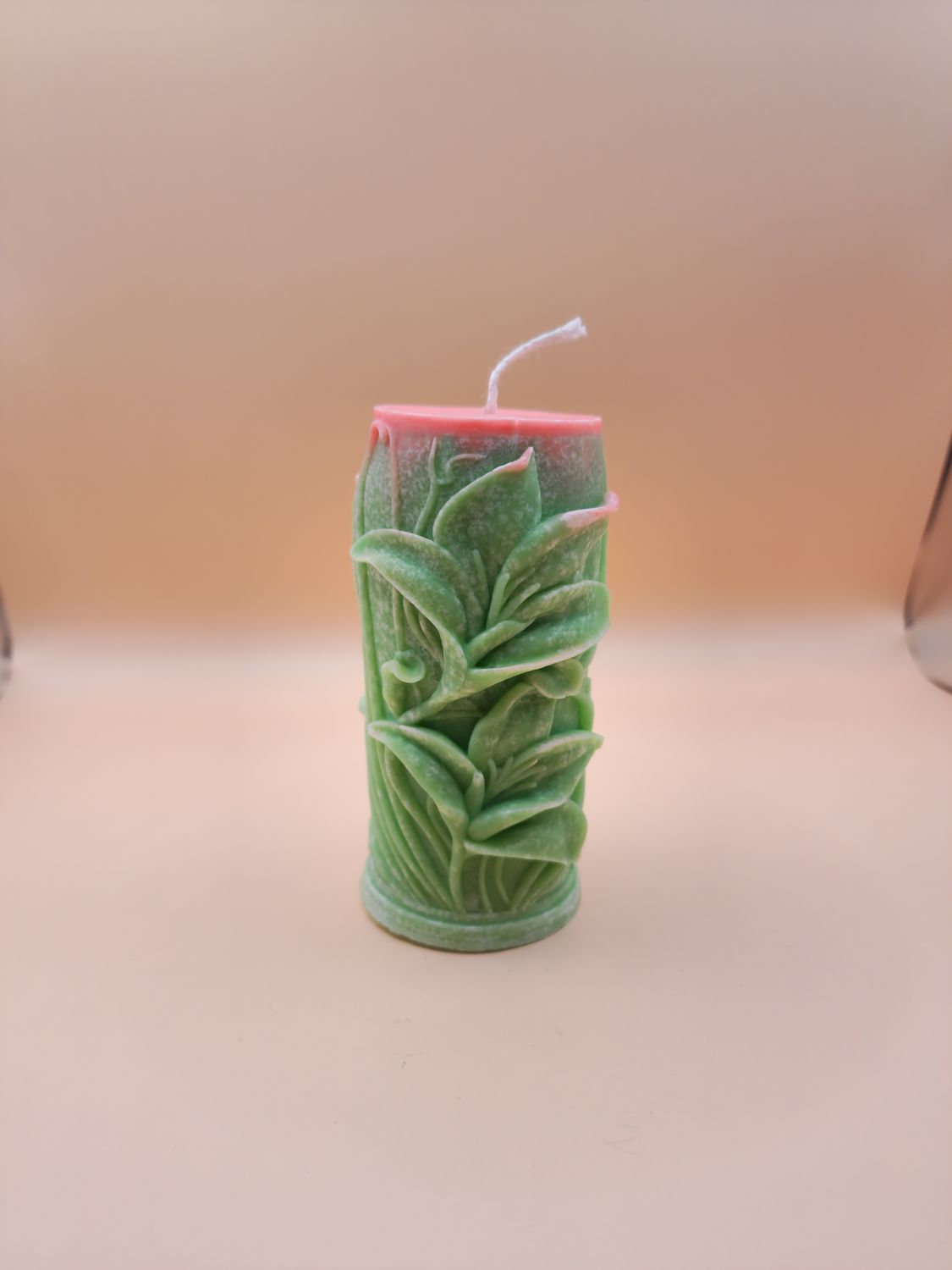 Blumenkerze mit Lilienmotiv