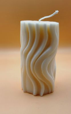 Mittlere Stumpenkerze mit Wellenmotiv